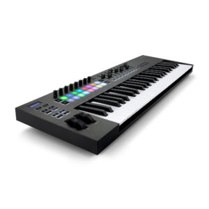 Controlador de teclado USB de Novation versión MK2 del 49 teclas para Ableton Live - 16 pads sensibles a la velocidad RGB , 8 perillas y botones de navegación y de control dedicados - Software para Mac y PC - Totalmente alimentado por bus USB y clase obediente ; que funciona sin conductor o cable de alimentación - Incluye Ableton Live Lite , Bass Station de Novation y de la estación V instrumentos virtuales y más de 1 GB de muestras Loopmasters