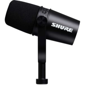 Inspirado en el legendario SM7B, el MV7-K es un micrófono dinámico con salidas USB y XLR para usar en computadoras e interfaces profesionales. Conéctese a través del cable USB y explore las funciones de configuración adicionales y el modo de nivel automático