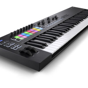 Controlador de teclado USB de Novation versión MK2 del 61 teclas para Ableton Live - 16 pads sensibles a la velocidad RGB , 8 perillas y botones de navegación y de control dedicados - Software para Mac y PC - Totalmente alimentado por bus USB y clase obediente ; que funciona sin conductor o cable de alimentación - Incluye Ableton Live Lite , Bass Station de Novation y de la estación V instrumentos virtuales y más de 1 GB de muestras Loopmasters