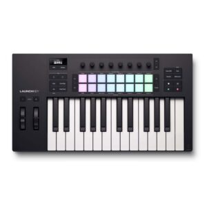 Teclado: teclado de sintetizador de 25 notas * Pantalla: Pantalla OLED * Rendimiento pads: 16 pads sensibles a la velocidad con retroiluminación RGB - con tecnología FSR patentada * Pad botones de página: 2 * Controles de transporte: Botones de reproducción/parada/grabación/loop/navegación por pistas * Codificadores: 8 * Botonesde página decodificador:2 botones de página de codificador * MIDI: toma de salida MIDI de 5 patillas * Controles adicionales: Botones Scene Launch / Func, ruedas Pitch bend y modulación, botones capture MIDI/Undo/Quantise/Metronome, botones Scale/Chord Map/Arp/Fixed Chord/Settings/Shift, botones octave up/down USB: Toma USB C * Entrada de pedal de sustain: Toma jack 1/4 * Otros: Ranura de seguridad Kensington * Dimensiones (AlxAnxPr): 79 x 461 x 251 mm * Peso: 1,82 kg